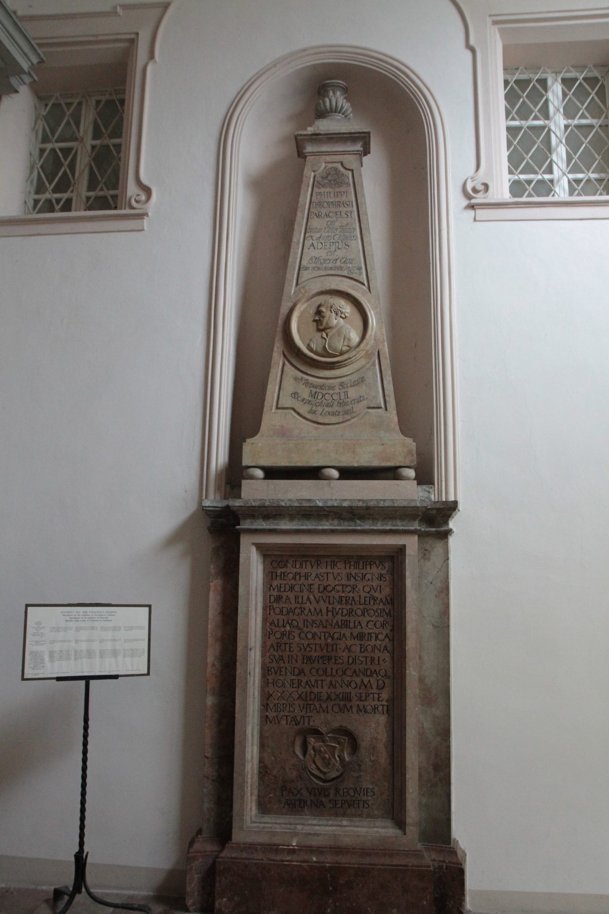 Paracelsus%27%20tomb%2C%20Salzburg%20-%2002.JPG